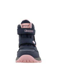 Baskets montantes bleu marine avec des accents roses, doublure en fourrure, sangles réglables, et semelle en caoutchouc dotée d'un motif de grip texturé. Logo Kappa affiché.