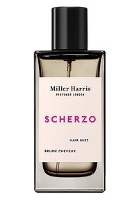 Transparente rechteckige Flasche mit schwarzem Deckel. Das Etikett hat einen weißen Hintergrund, rosafarbene Schrift "SCHERZO" und darunter "HAIR MIST".