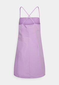Vestido lilás com alças finas entrelaçadas. Textura suave, corpete ajustado e bainha rodada. Design minimalista, sem padrões ou adornos.