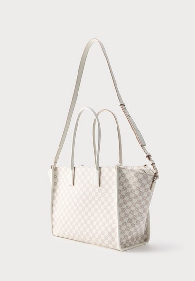 Ορθογώνια κρεμ τσάντα tote με διακριτικό γεωμετρικό σχέδιο, δύο κοντές λαβές και μακρύ ρυθμιζόμενο ιμάντα ώμου, στέκεται σε απλό φόντο.