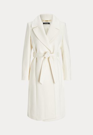 Palton alb până la genunchi, cu revere largi și centură legată în talie, cu mâneci lungi și buzunare laterale.