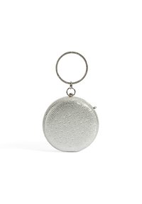 Pochette ronde en métal argenté avec une surface texturée ornée de petits strass, attachée à une anse circulaire. Fermeture sur le côté.