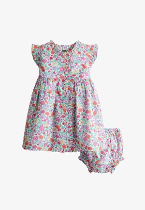 Kleid für Kleinkinder mit passenden Höschen, kurzen Rüschenärmeln, Knöpfen vorne und buntem Muster aus Blumen und Erdbeeren auf weißem Hintergrund.