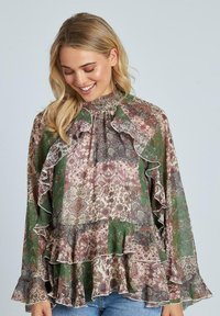 Blusa a fantasia floreale con scollatura e maniche arricciate in tonalità di verde, rosa e beige. Tessuto leggero e fluido con design a strati.