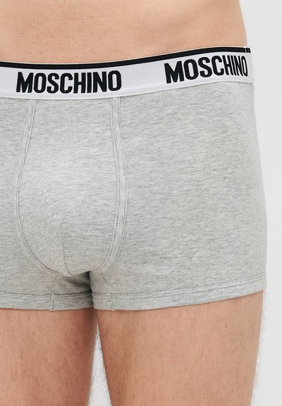 Boxer shorts de algodão cinza com uma cintura em preto e branco com o logótipo "MOSCHINO", apresentando detalhes de costura e um design ajustado.