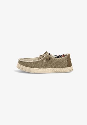 Zapato casual sin cordones con parte superior de tela beige tejida, suela trenzada de color blanco roto y detalle decorativo de encaje, mostrado de lado sobre un fondo blanco.
