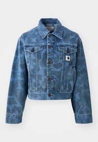 Veste en denim courte bleu avec un motif camouflage subtil, dotée d'un col pointu, de poches avant et de boutons foncés. Étiquette logo Carhartt.
