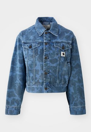Tajt denimjacka i blått med ett subtilt kamouflage-mönster, med spetsig krage, framfickor och mörka knappar. Carhartt-logotyp på lappen.