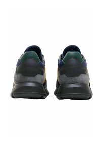 Zapatillas deportivas con un cuerpo de ante gris, suela negra, acentos verdes y marinos, y rayas amarillas, que cuentan con un diseño de tacón redondeado y un cuello acolchado.