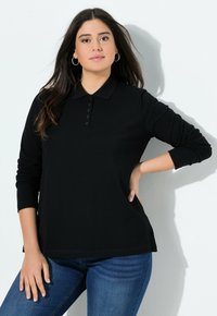 Černé dlouhé rukávy polo tričko s klasickým límečkem, čtyřbuttonovým zapínáním a měkkou tkaninou. V kombinaci s modrými džíny. Jednoduchý a univerzální design.