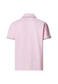 Svetloružové polo tričko s krátkym rukávom a čiernym lemovaním na golieri a okrajoch rukávov, zobrazené zozadu na bielom pozadí.