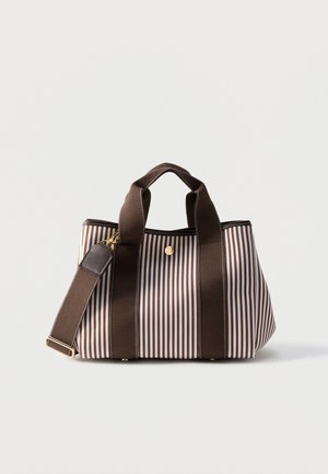 Καφέ και λευκή κάθετα ριγέ τσάντα με διπλές χειρολαβές και αποσπώμενο ιμάντα ώμου σε απλό λευκό φόντο.