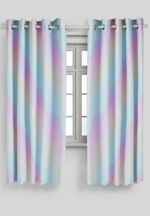 Pastellfarbene Vorhänge mit sanften Farbverläufen in Blau, Pink und Lila hängen teilweise offen an einer weißen Metallstange über einem weißen Fenster.