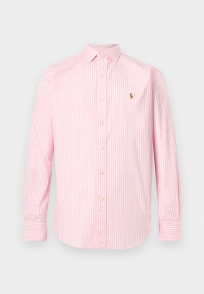 Ροζ και λευκό πουκάμισο με κάθετες ρίγες, μακριά μανίκια, κουμπιά, γιακά και μικρό κεντημένο λογότυπο στο αριστερό στήθος.