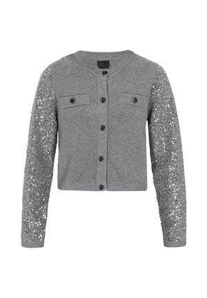 Grauer Cardigan, strukturierter Strickkörper mit zwei Fronttaschen, Knopfverschluss und langen Ärmeln, die mit Pailletten verziert sind, um einen schimmernden Effekt zu erzielen.