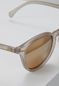 Le Specs BANDWAGON - Aurinkolasit - matte stone