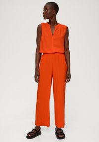 s.Oliver Spodnie materiałowe