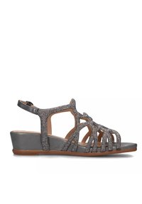 Sandalo wedge grigio metallico con design open-toe, molteplici fasce decorative e dettagli impreziositi da piccole borchie.