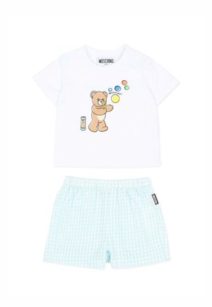 Biała koszulka dla malucha z misiem dmuchającym kolorowe bańki oraz jasnoniebieskie krótkie spodenki w kratkę z elastycznym pasem.