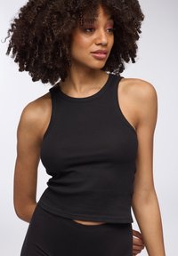 Czarny żeberkowany bezrękawnik crop top z okrągłym dekoltem. Gładka tekstura i dopasowany krój podkreślający ramiona i dekolt.