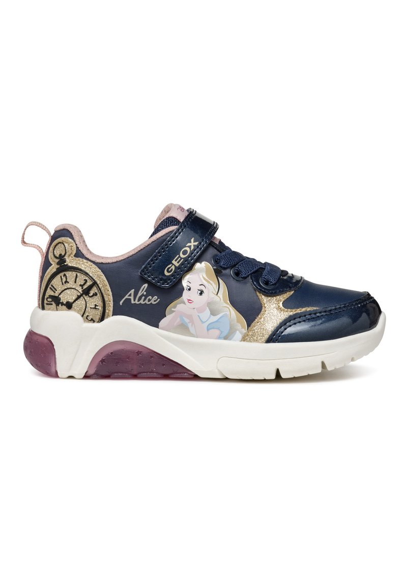 Chaussure de sport marine avec des accents brillants, dotée d'une sangle Velcro, d'un graphique d'un personnage et d'une semelle extérieure texturée violette.