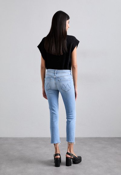 Mother LIL MID RISE DAZZLER FRAY - Karcsúsított farmerek - light blue