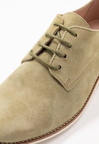 Apple of Eden Chaussures à lacets - khaki