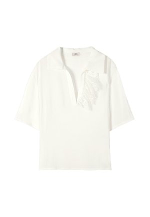 Weiße Kurzarmbluse mit weitem Kragen, tiefem V-Ausschnitt und Spitzenvolant-Detail auf der linken Brust.