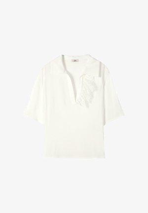 Weiße Kurzarmbluse mit weitem Kragen, tiefem V-Ausschnitt und Spitzenvolant-Detail auf der linken Brust.