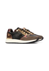 Zapatillas negras y marrones con detalles dorados, que presentan texturas de malla y cuero liso, paneles en contraste y una suela blanca.
