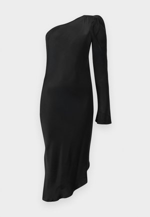 Vestido midi preto de um ombro só com manga longa no braço direito e bainha assimétrica, silhueta ajustada sobre fundo branco simples.