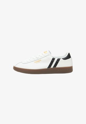 Sneakers bianchi stringati con tomaia in pelle liscia, strisce nere e suola in gomma marrone. "PATRICK MONACO" stampato in oro.