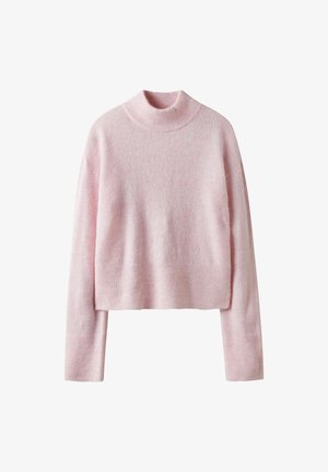 Pull court rose en tricot doux, avec un col montant à côtes et des manches longues à poignets côtelés.