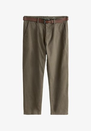 Khaki-Hosen mit geradem Schnitt aus flexiblem Baumwollmischgewebe, ausgestattet mit schräge Taschen und einem braunen Leder-Gürtel.