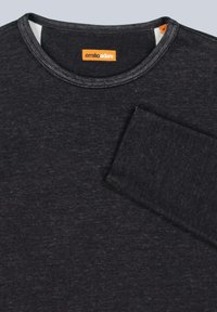 Dunkelgraues Langarmshirt aus strukturiertem Stoff mit rundem Ausschnitt und einem kontrastierenden orangefarbenen Markenlabel innen.