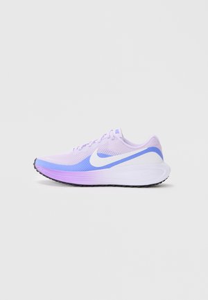 Baskets de course violettes et bleues avec une tige en maille, une surface texturée, un swoosh blanc de Nike et une semelle rembourrée avec une semelle extérieure noire.