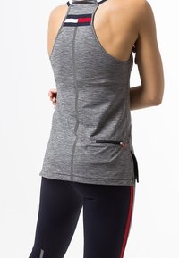 Grijs sporttanktops met een racerback ontwerp, voorzien van een gestreepte halslijn, reflecterende accenten en een ritszak aan de zijkant.