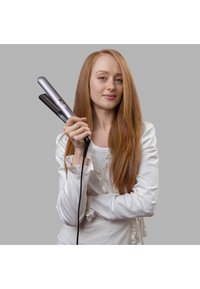 Piastra per capelli con una finitura metallica argentata elegante, dotata di una piastra in ceramica nera, un lungo cavo di alimentazione e un design slim ed ergonomico.