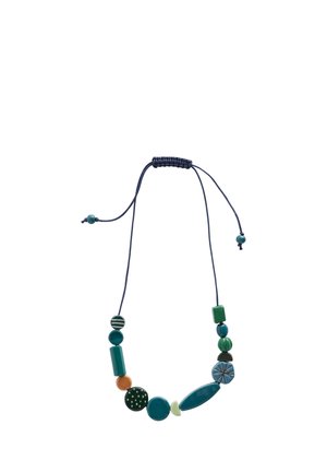 Ketting met verstelbaar donkerblauw koord en diverse groene, petrolkleurige en oranje keramische kralen in verschillende vormen en patronen.
