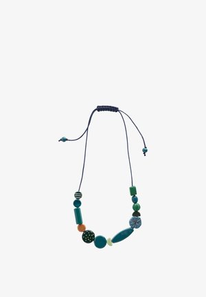 Ketting met verstelbaar donkerblauw koord en diverse groene, petrolkleurige en oranje keramische kralen in verschillende vormen en patronen.