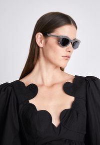 Unselected, black