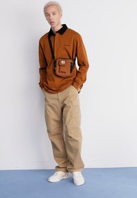 Carhartt WIP ESSENTIALS BAG SMALL UNISEX - Soma ar siksnu pāri ķermenim - deep brown