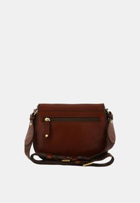 Borsa a tracolla in pelle marrone con tasca anteriore con zip, hardware in tono oro e tracolla texturizzata. Design rettangolare elegante.
