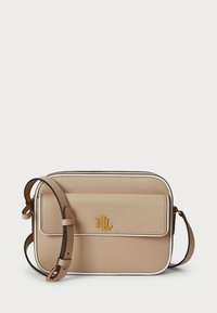 Geantă crossbody bej cu finisaj din piele sintetică netedă, accent cu logo aurii și curea ajustabilă. Prezintă detalii din piping alb pe margini.