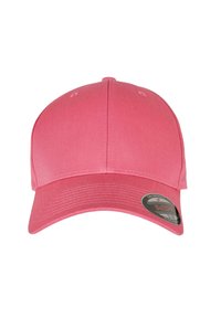 Cappellino da baseball rosa con corona strutturata, visiera curva e tessuto testurizzato. Presenta un adesivo sulla visiera che indica il marchio e lo stile.