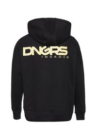Svart hoodie med en stor, iögonfallande gul textdesign "DNGRS INVADER" på ryggen. Tillverkad av mjukt material med justerbar huva.