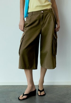 PULL&BEAR, LONG - CARGO BERMUDA SHORTS - Short - khaki