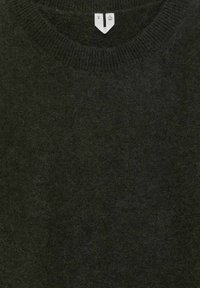 Dunkelgrauer, gestrickter Wollpullover mit geripptem Rundhalsausschnitt und weißem Größenetikett mit der Angabe EUR M und CN 170/96A.