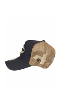 Schwarze und tanfarbene Trucker-Cap mit einer strukturierten Vorderseite, Netzrücken und einem runden Logo-Patch auf der Frontseite. Gekrümmter Schirm, verstellbare Passform.