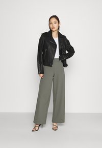 Gina Tricot JENNA WIDE LEG TROUSERS - Calças - castor grey